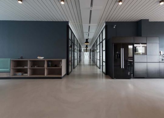 photo-1497366216548-37526070297c